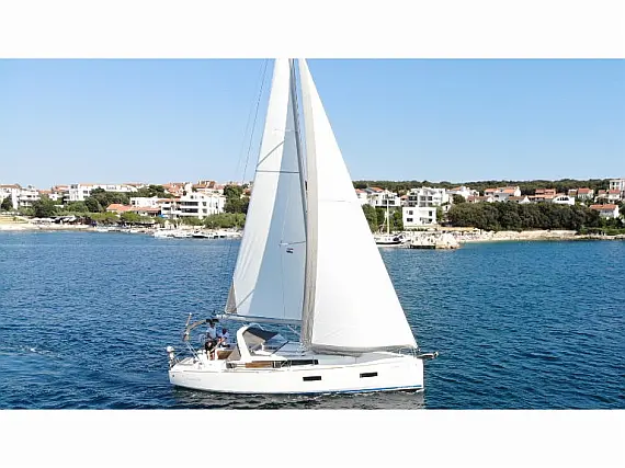 Oceanis 38 - Immagine esterna