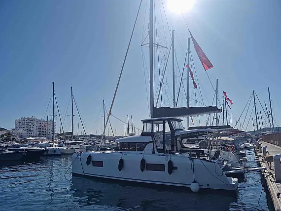 Lagoon 42