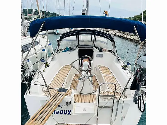 Dufour 325 - External image