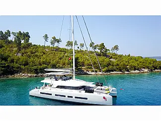 Lagoon Seventy 7 - External image