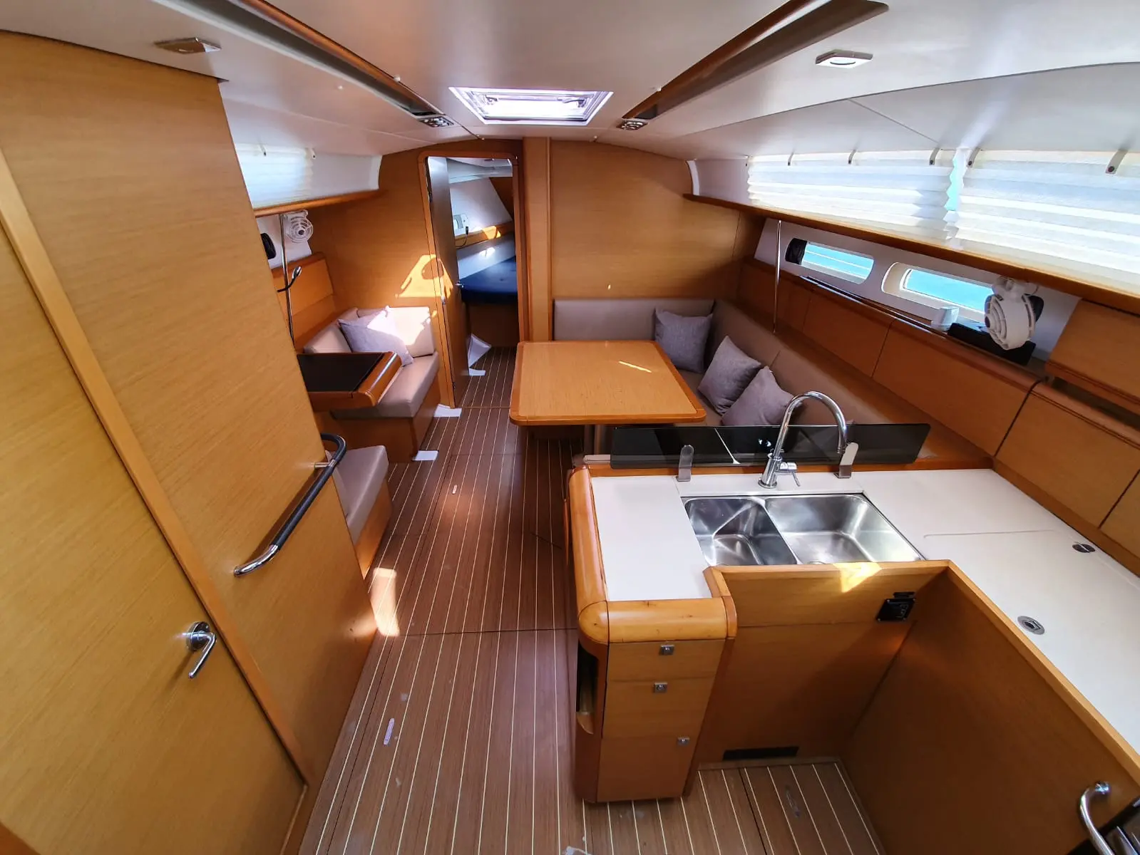 SO 409 T-Punch saloon