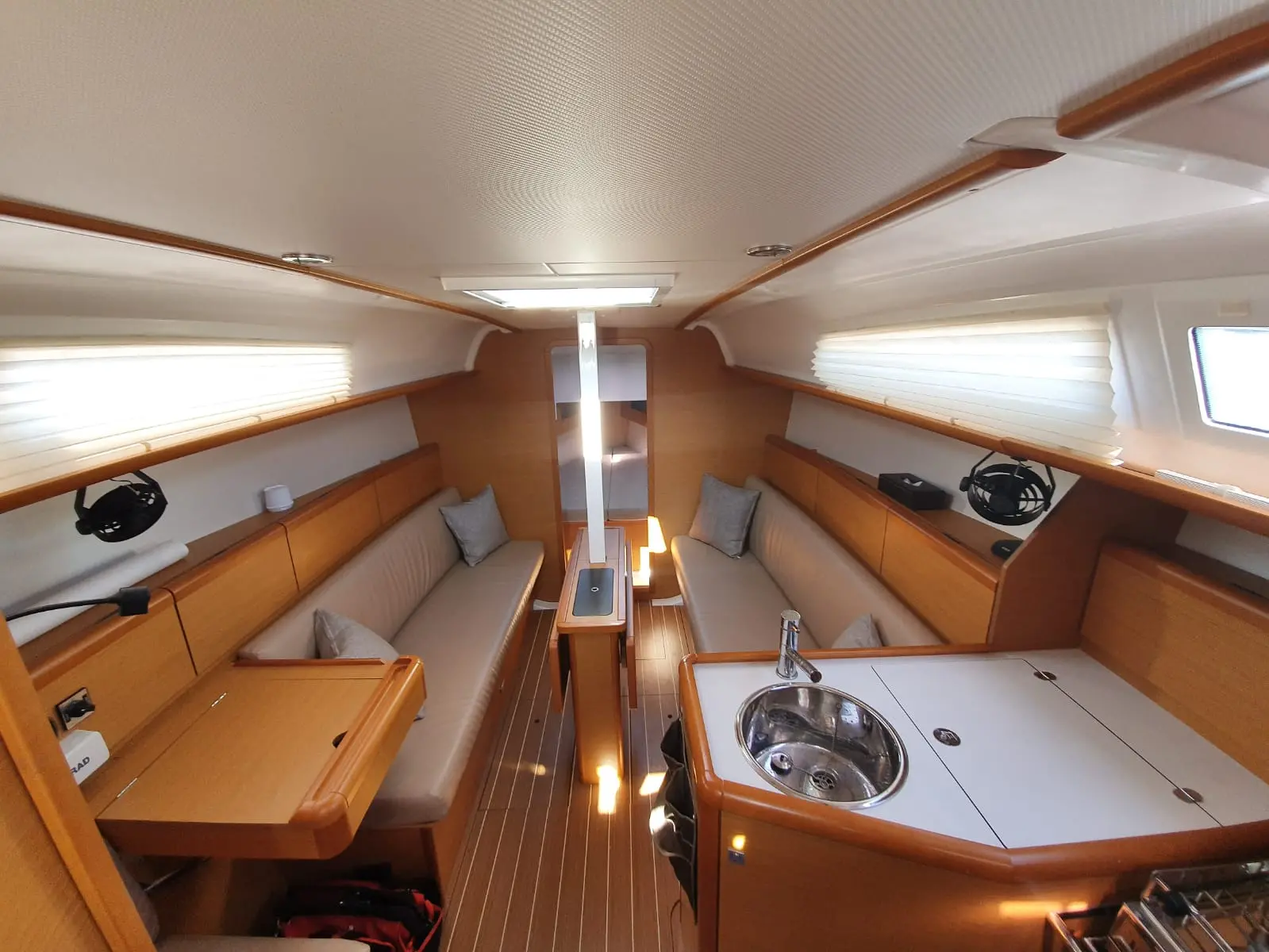 Sun Odyssey 33i Aqua saloon