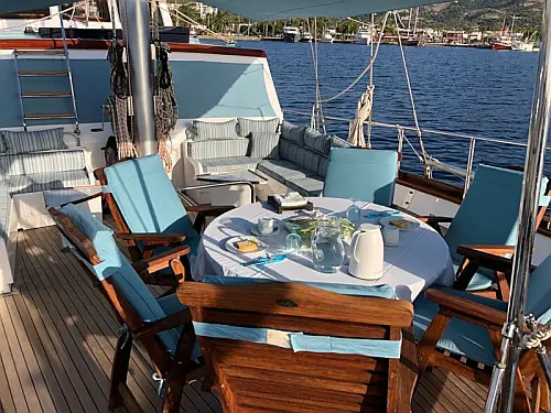 boat-sailing.gif
