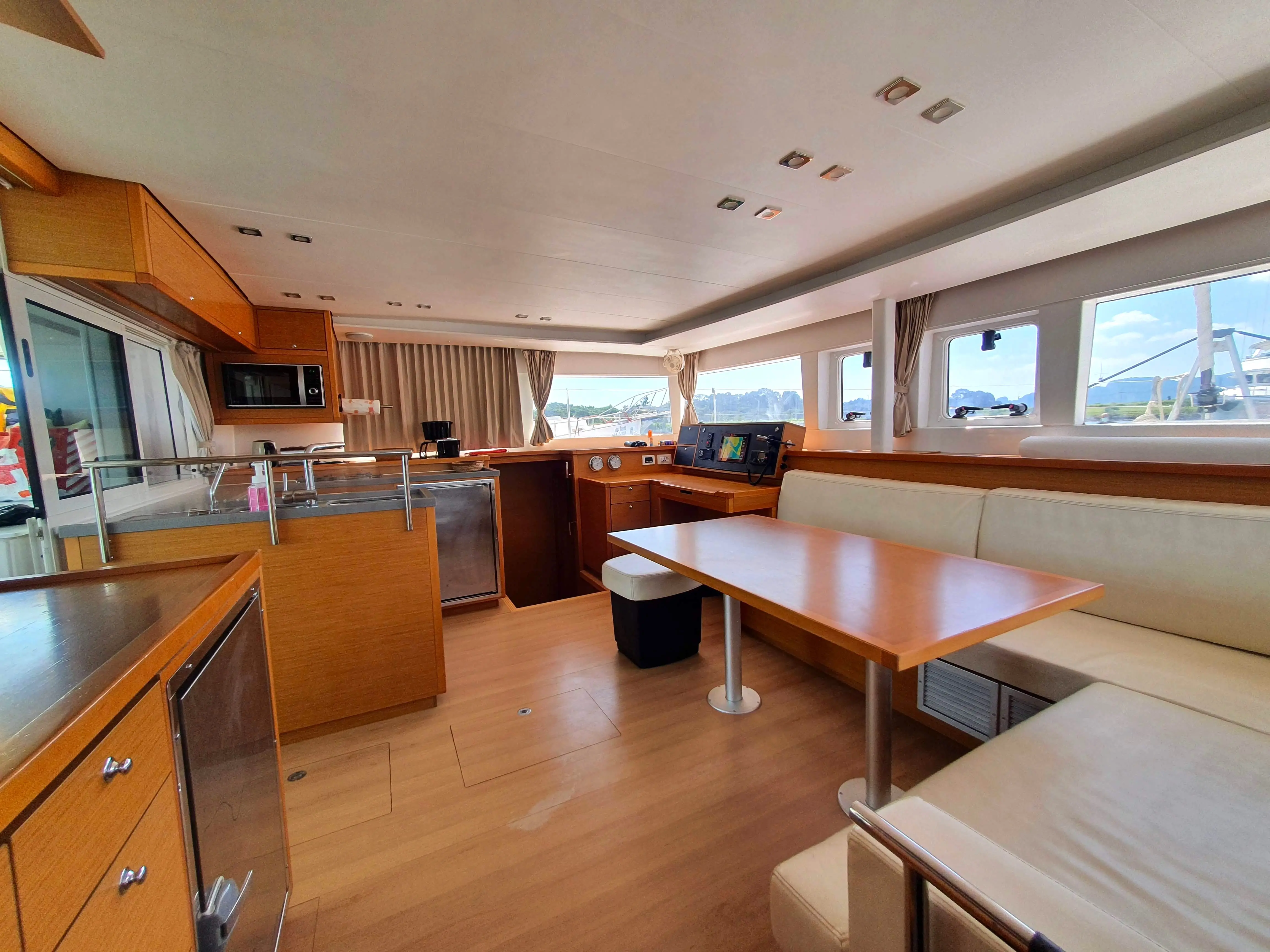 Lagoon 450 Fly saloon