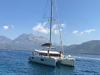 Lagoon 42 - External image