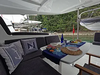 Lagoon 42 - External image