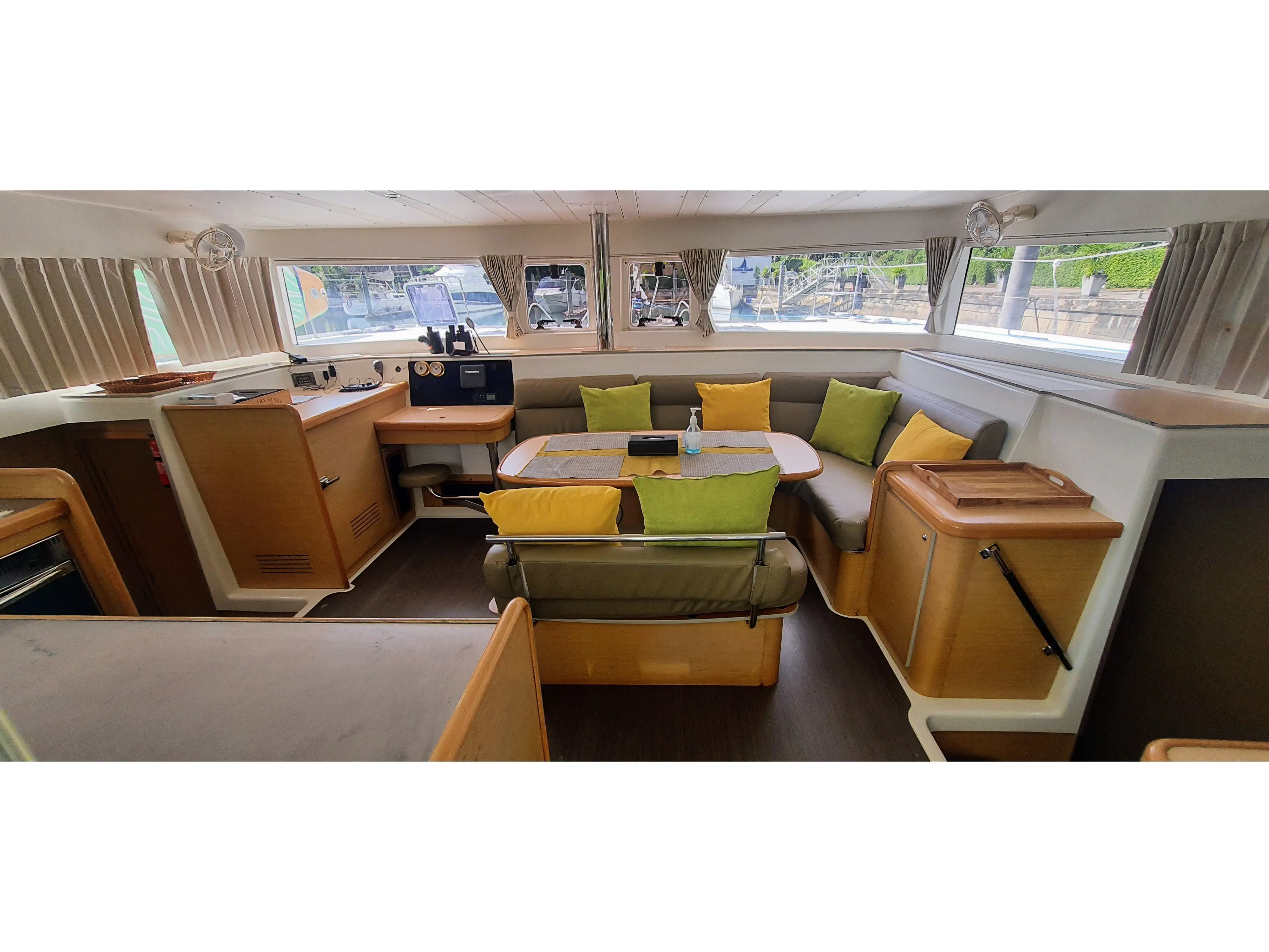 Lagoon 421 saloon
