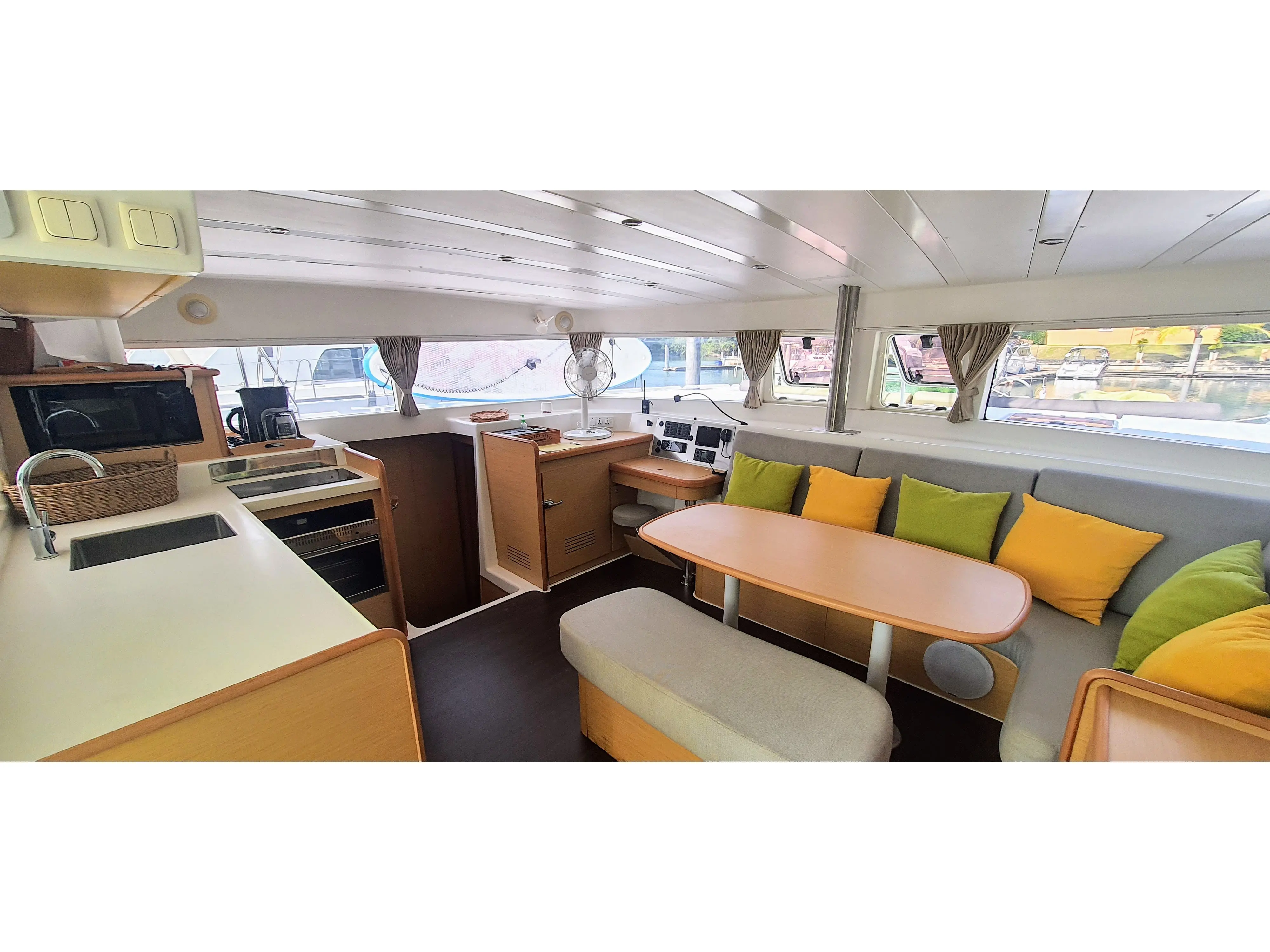 Lagoon 420 saloon