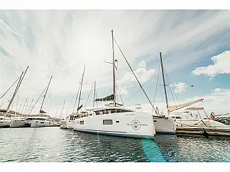 Lagoon 42 - External image