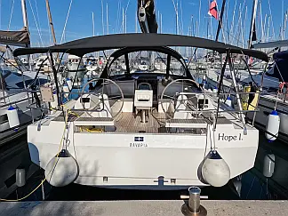 Bavaria C42 - External image