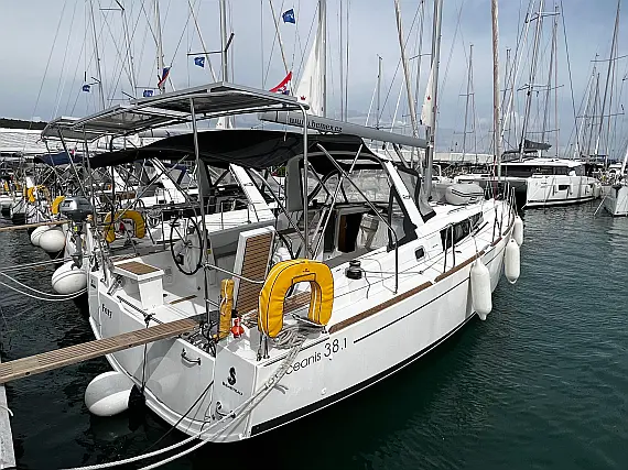 Oceanis 38.1 - Immagine esterna