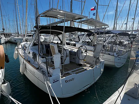 Oceanis 35 - Immagine esterna