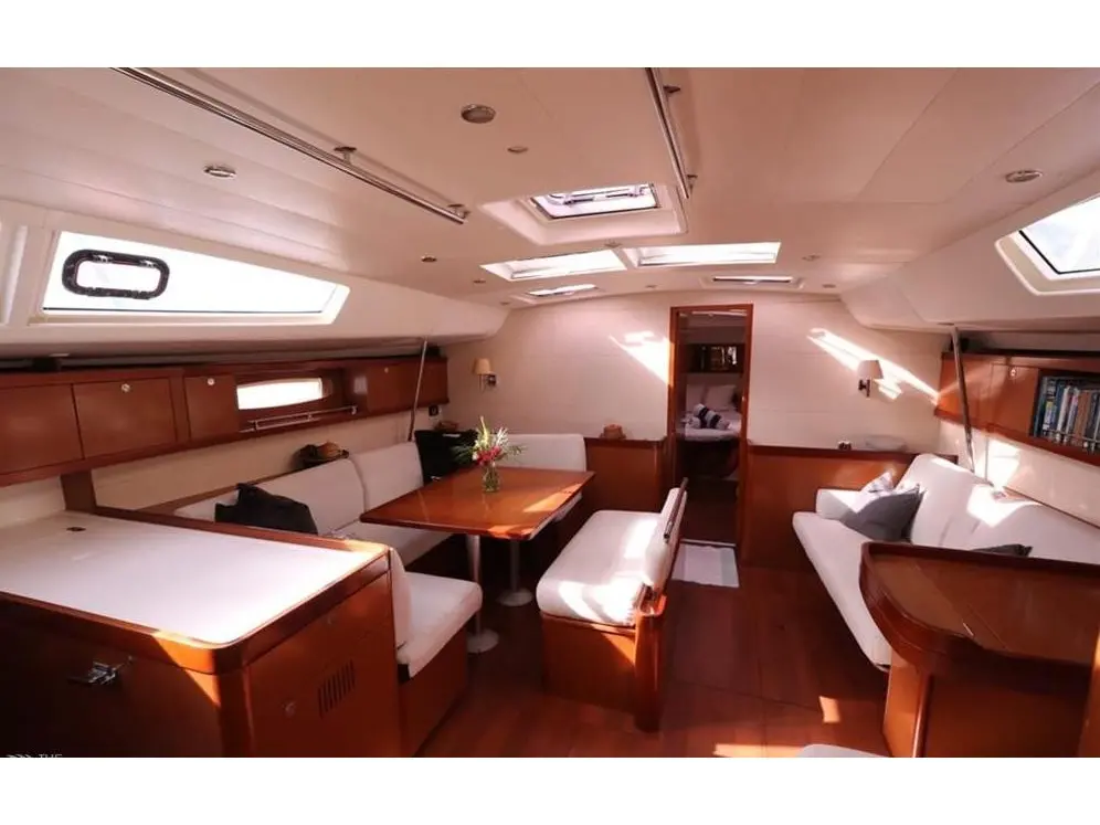 Oceanis 54 saloon