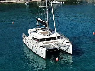 Lagoon 450F - External image
