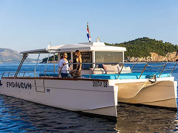 Custom build catamaran - Immagine esterna