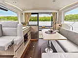 Sealine C335 - Internal image