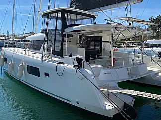 Lagoon 42 - External image