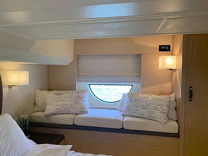 Monte Carlo 5 - sofa-main cabin