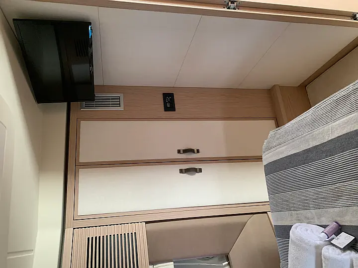 Monte Carlo 5 - stern cabin-closet