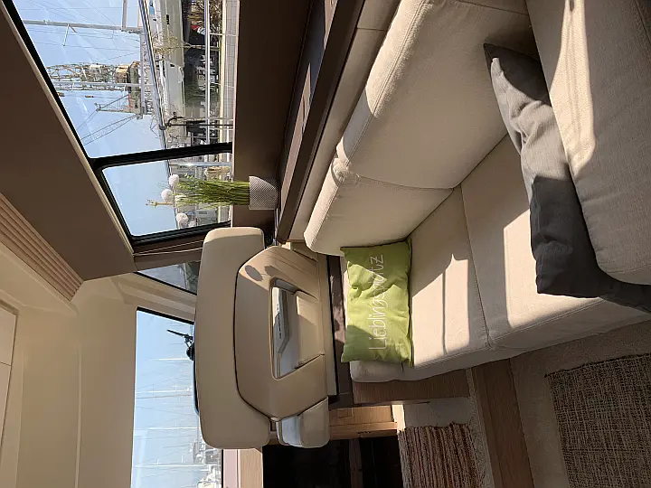 Monte Carlo 5 - sofa-cockpit