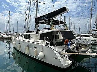 Lagoon 450F - External image