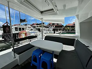 Lagoon 450F - External image