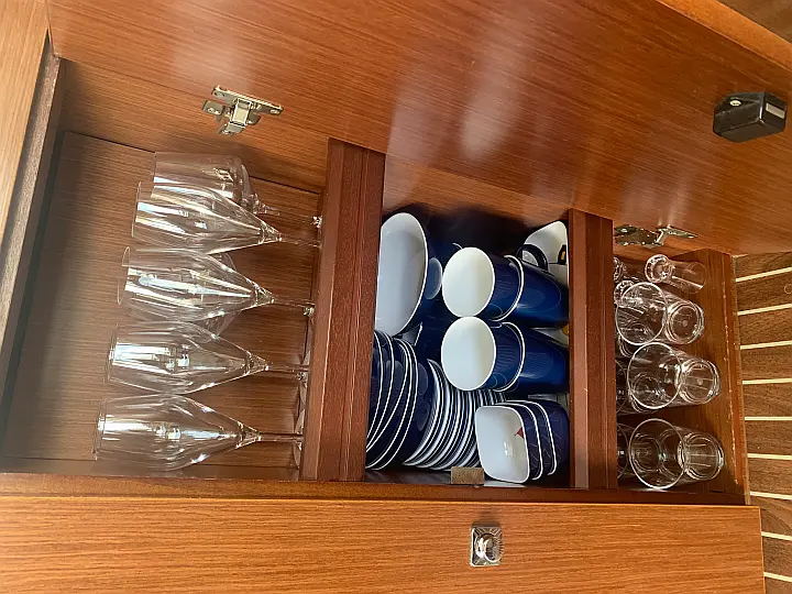 Bavaria Virtess 420 Fly - glasses & cups