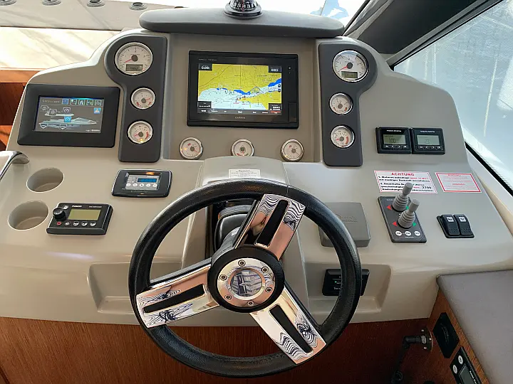 Bavaria Virtess 420 Fly - steering wheel