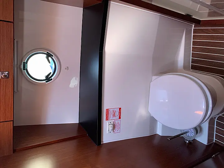 Bavaria Virtess 420 Fly - toilete