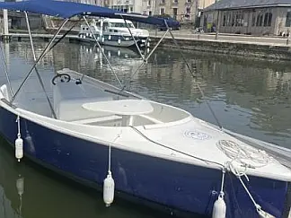 Motorboat - External image
