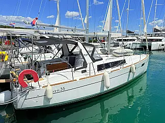 Oceanis 35 - External image