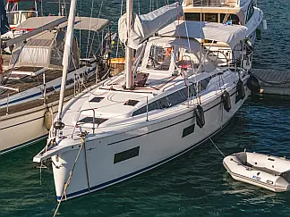 Bavaria C38 - External image