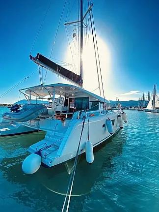 Lagoon 42 - External image