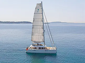 Lagoon 560 - External image