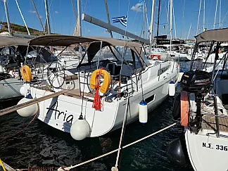 Oceanis 40.1 (3 double and 1 bunk beds) - External image
