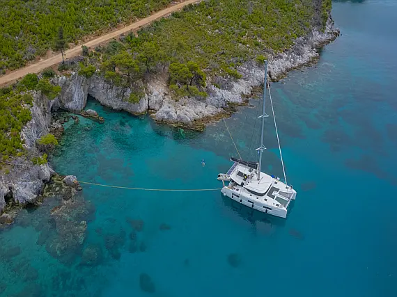 Lagoon 46 (AC, Gen, Watermaker) 