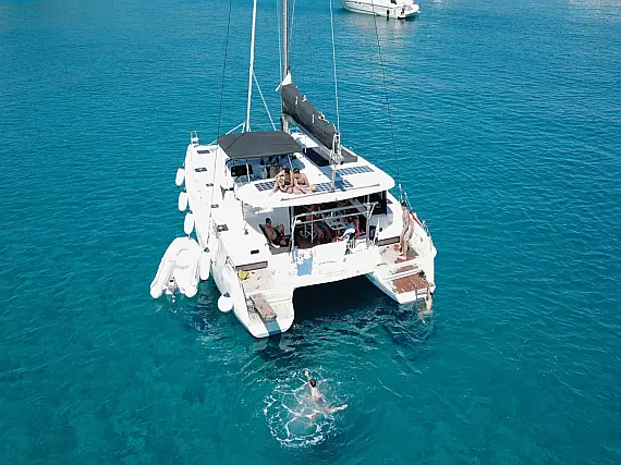 Lagoon 42 (AC, Gen, Watermaker)