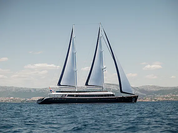 Luxury Sailing Yacht CA