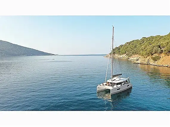 Isla 40 (A/C & Watermakler & Generator - 4+1 Cabins/ 4 Heads)