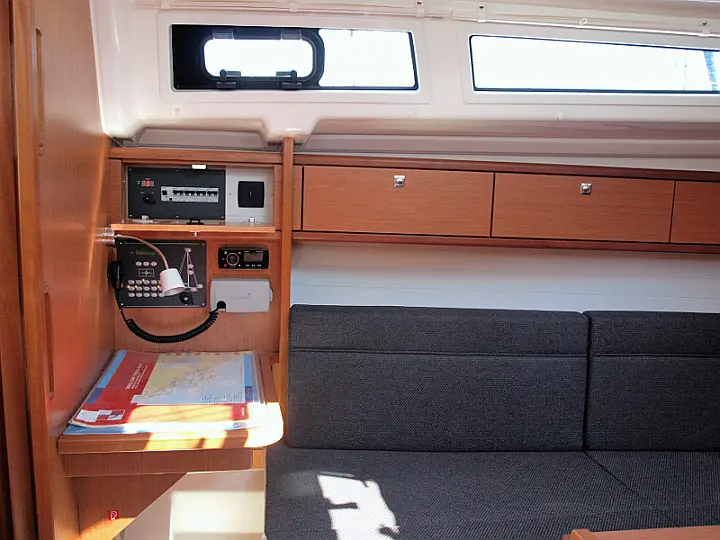 Bavaria Cruiser 33 - interior