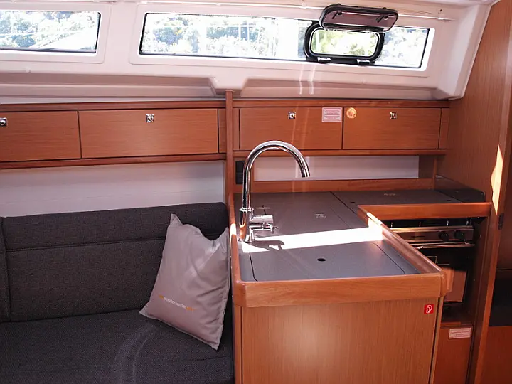 Bavaria Cruiser 33 - interior